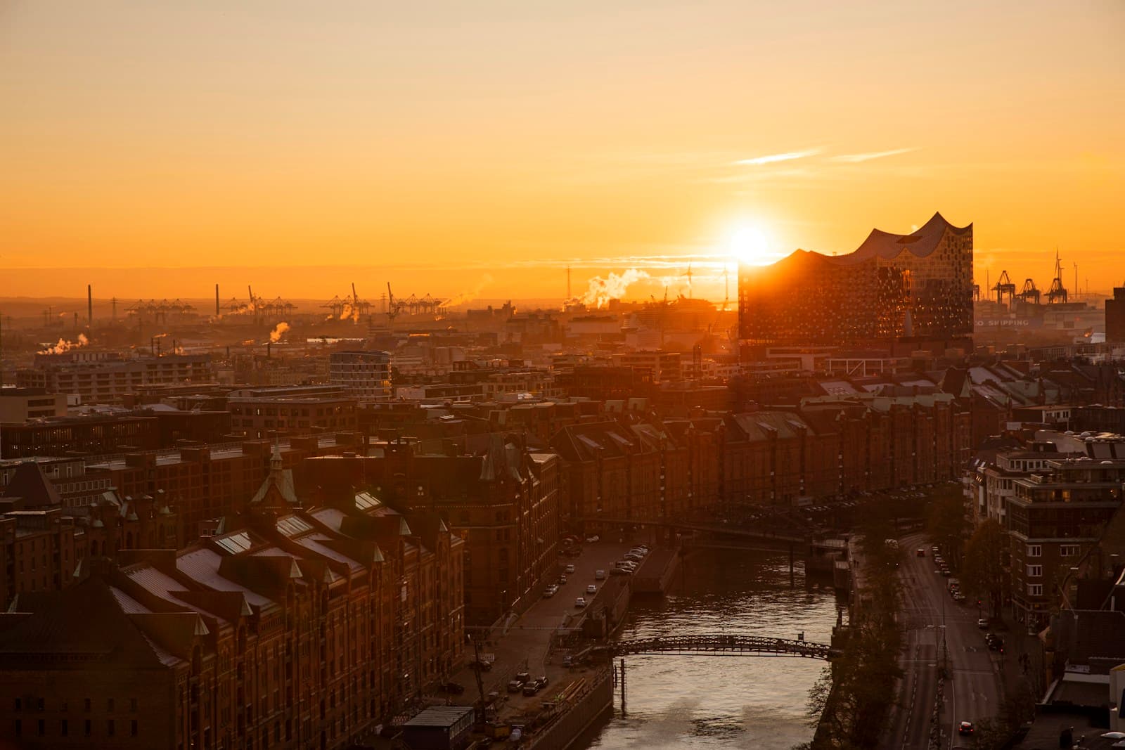 Sonnenuntergang über der Hamburger Speicherstadt mit Elbphilharmonie