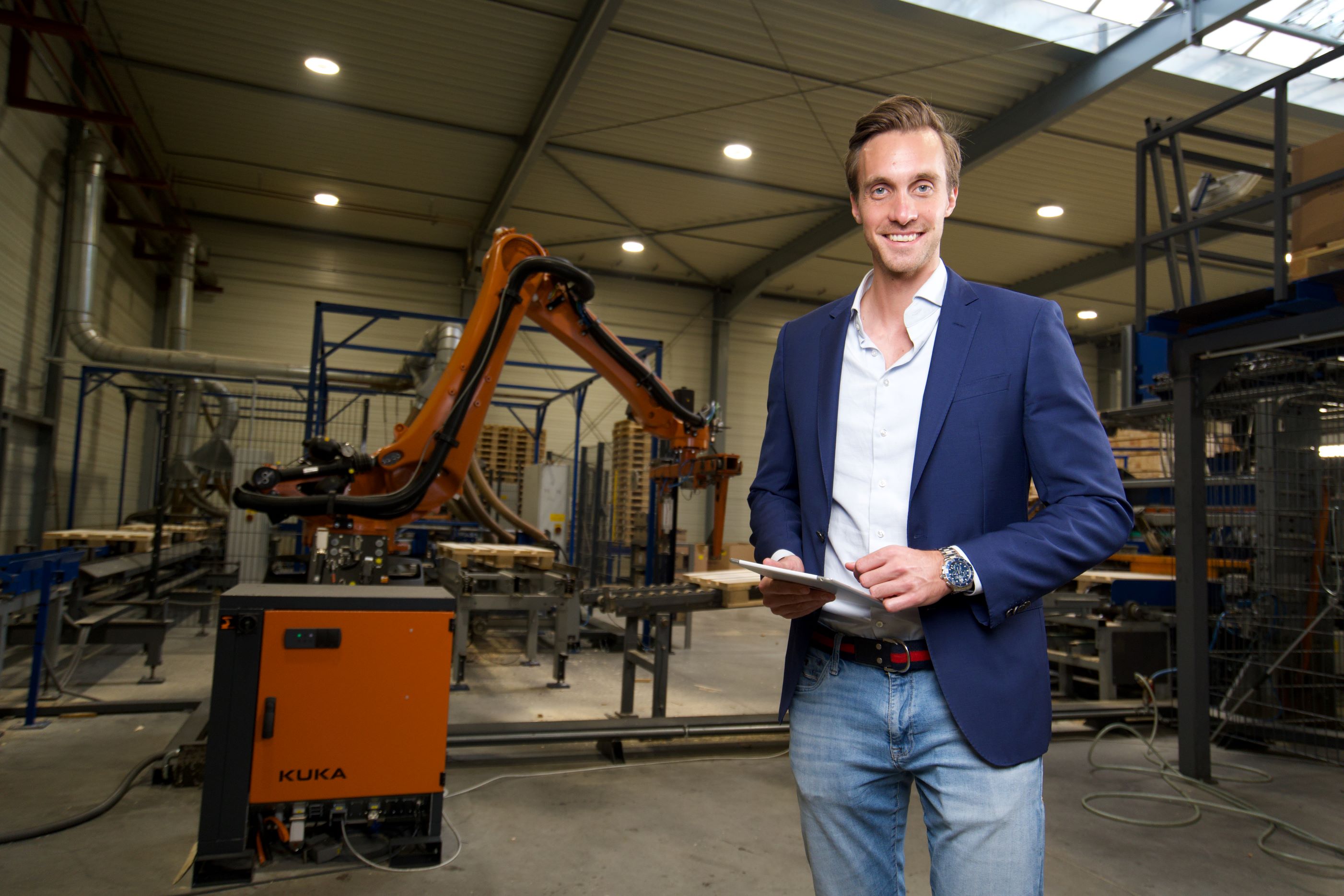 Nicolas Zurmühlen Kreyenkamp, Geschäftsführer von Performance Recruiting, in der Fertigungshalle eines Kunden