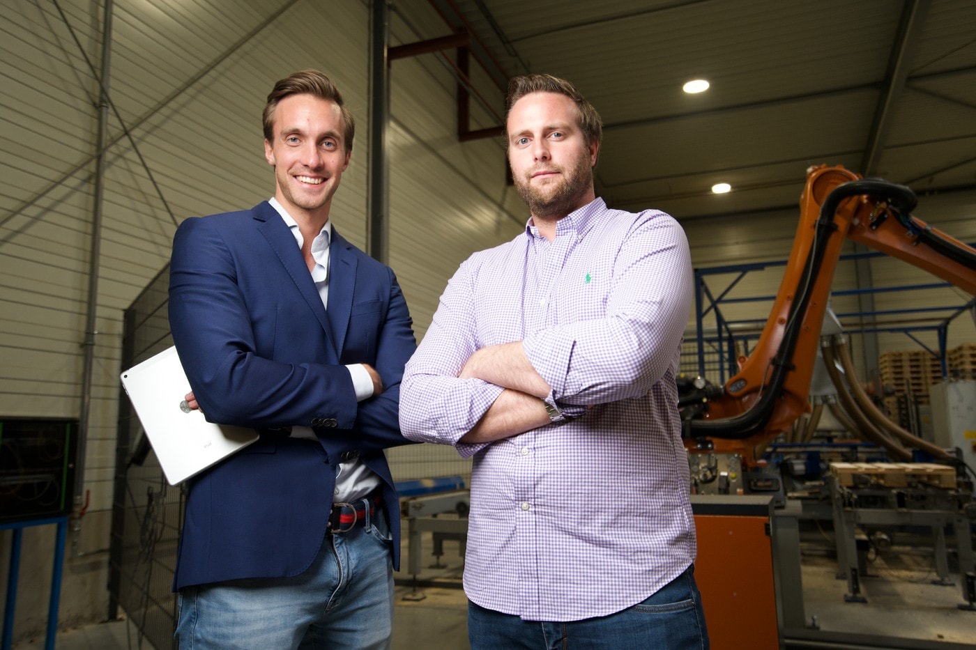 Nicolas Zurmühlen Kreyenkamp mit dem Ansprechpartner der IPS GmbH in der Halle