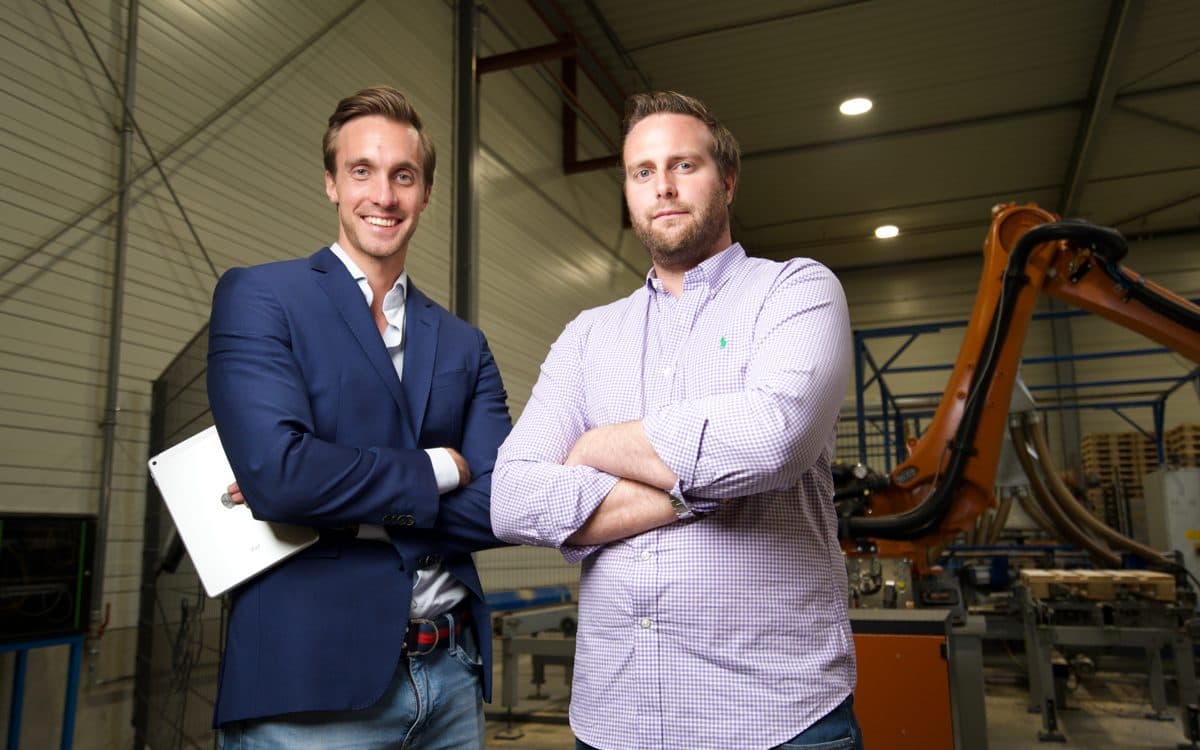 Performance Recruiting im Gespräch mit einem Kunden in der Produktionshalle