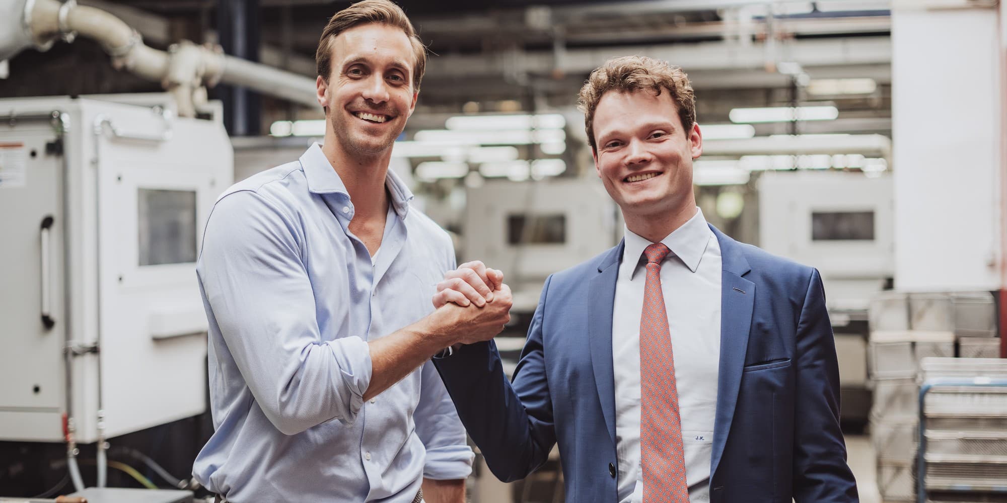 Nicolas Zurmühlen Kreyenkamp mit Julius Klinke, Geschäftsführer der Julius Klinke GmbH, in der Fertigungshalle